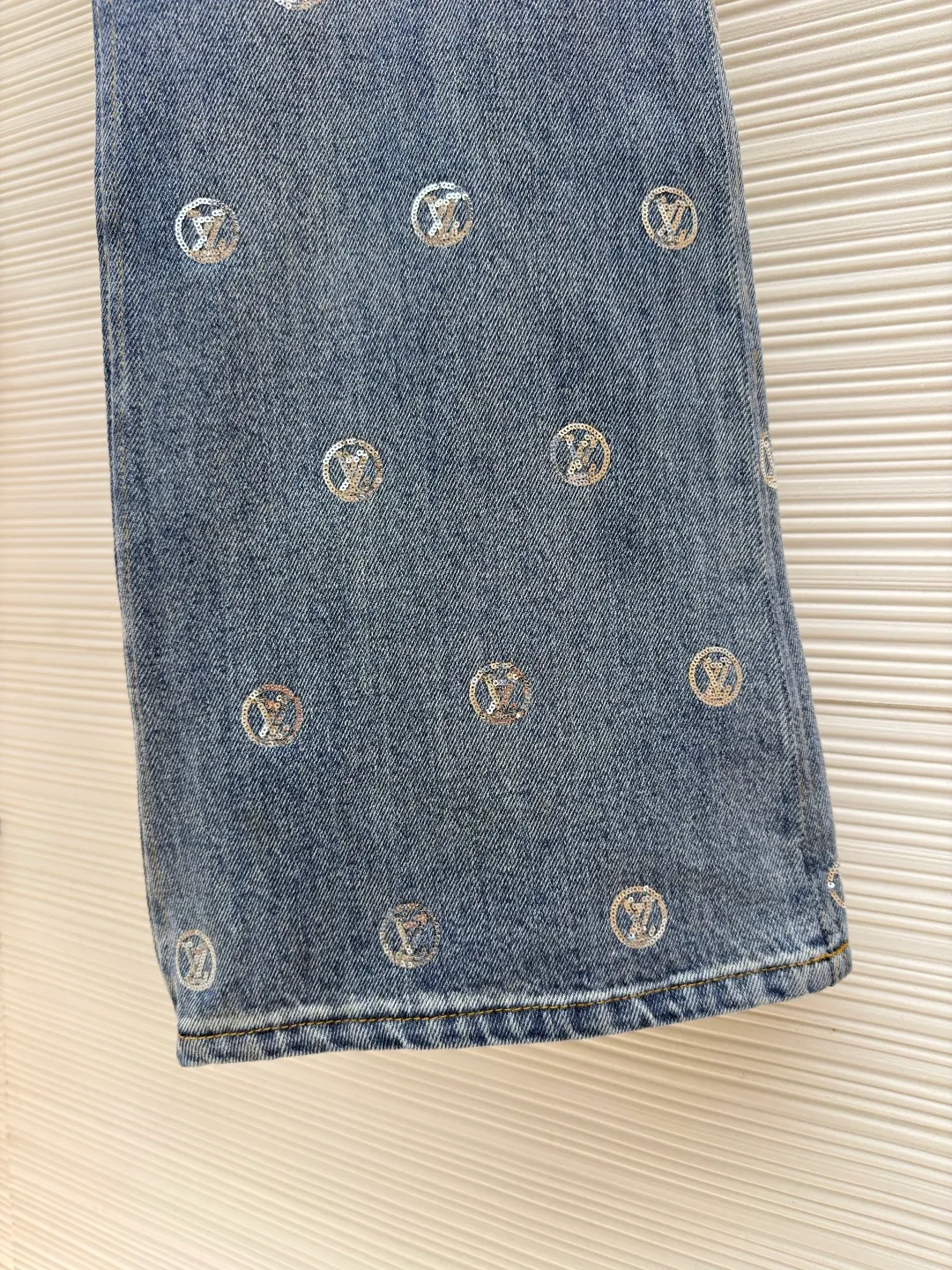 LOUIS VUITTON letter sequin jacquard high-waist bootcut jeans [Women's clothing] ●Original version: purchased and developed for 29999 ●Item number: 1682370-B70 ●Fabric: denim fabric ●Technology: jacquard production ●Color: blue ●Version: fitted version ●Weight: about 705 grams ●Size: 34-36-38-40 ●Description: These Louis Vuitton jeans are made of 12-ounce heavyweight denim fabric. They are enzymatic stone washed and hand-distressed to create a natural light blue retro color. The fabric is pre-shrunk to prevent shrinkage and deformation after wearing. The brand's classic presbyopia logo printed all over the pants is laser engraving combined with hand-embroidery technology. The embroidery stitch density of each pattern reaches 12 stitches/cm, the lines are delicate and three-dimensional, and it is not easy to fall off after high-temperature shaping treatment. The waistband is made of custom metal buttons and I-buckles, which are treated with electroplating and anti-rust technology. The texture is thick and wear-resistant. The trouser pockets are a classic five-pocket style. The bag mouth is reinforced with double-needle stitching. The side seams and inner rails are hemmed, and the stitching is smooth and burr-free. The overall design is straight-legged and wide-legged, following ergonomic design. The trousers have raw edges and frayed edges. The details highlight the brand's craftsmanship and take into account both fashion and comfort. The overall wiring is straight and delicate, the fabric is comfortable and soft, and the color is consistent without color difference. It can be matched with the same style to create a fashionable look and control various occasions. Customized accessories, complete with three standards, same style for men and women!
